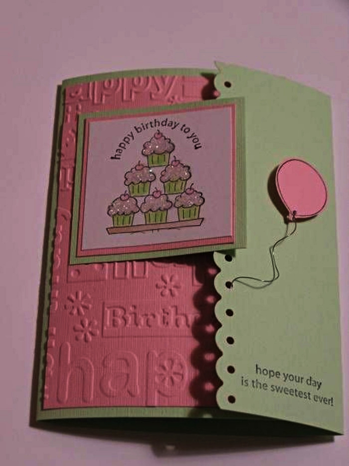 carte anniversaire petite fille en vert et rose à trois volets décorée de mini-carte à motifs cupcakes, carte de voeux scrapbooking en papier embossé