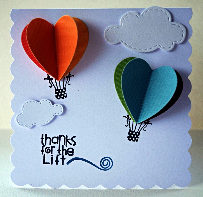 idée de carte anniversaire 1 an à faire soi même sur le thème du voyage, une carte de voeux personnalisée décorée de montgolfière en papier cartonné