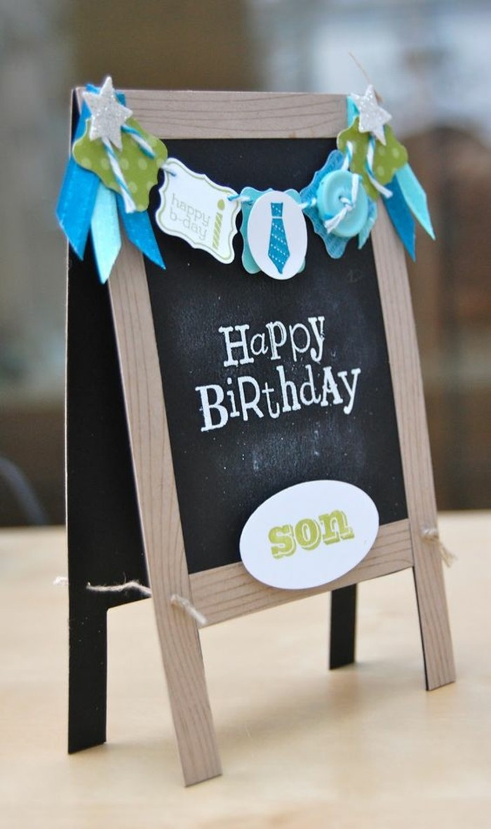 carte anniversaire enfant 3d en forme de tableau en ardoise décorée d'une petite guirlande scrapbooking en bleu et vert