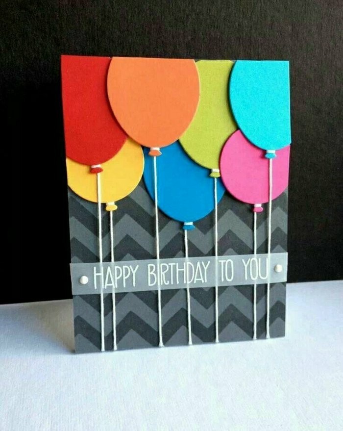 jolie carte fête d'anniversaire en papier motif chevrons ornée de ballons en papier cartonné de couleur