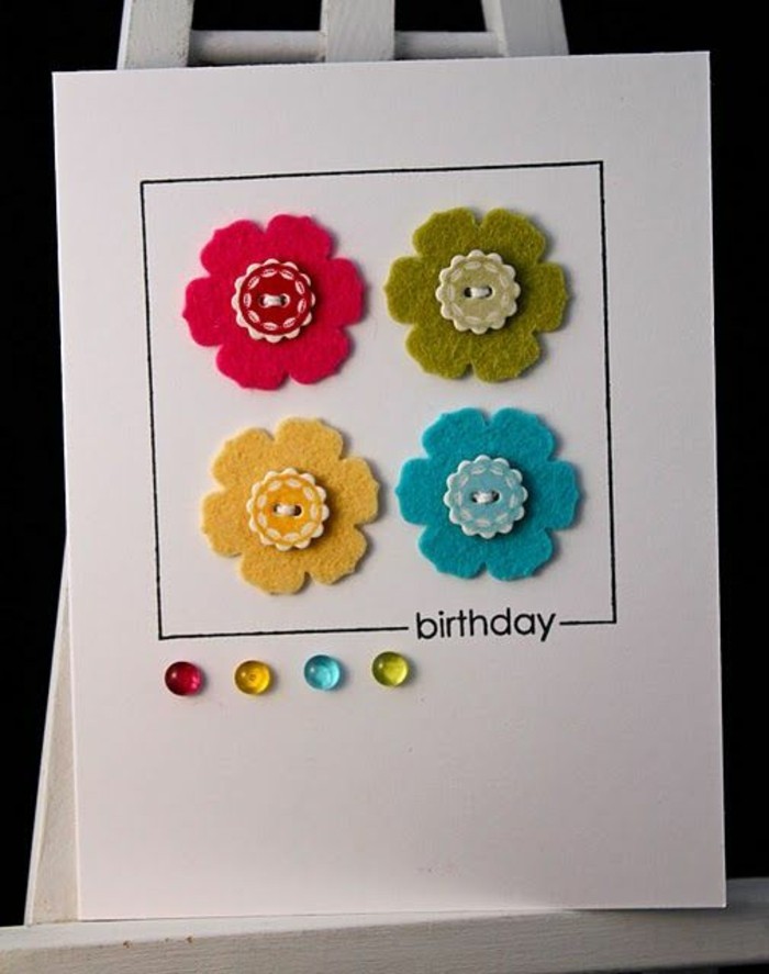 jolie carte fête d'anniversaire en papier blanc ornée de fleurs en feutre et boutons colorés 