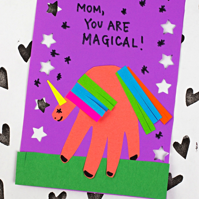 activité manuelle facile 3-5 ans en maternelle à l'occasion de la fête des mères, carte personnalisée motif licorne empreinte de main découpée et décorée