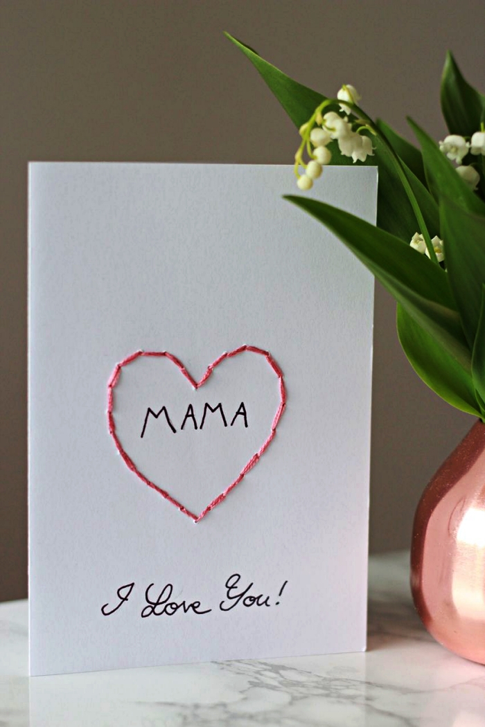 jolie carte avec cœur brodé et message personnalisée pour souhaiter bonne fête des mères