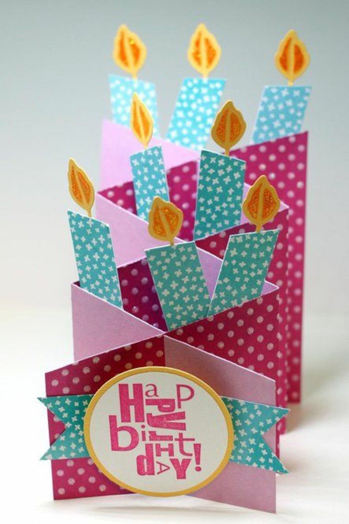 une carte d'anniversaire petite fille en accordéon rose et vert d'eau décorée de bougies 3d en papier cartonné
