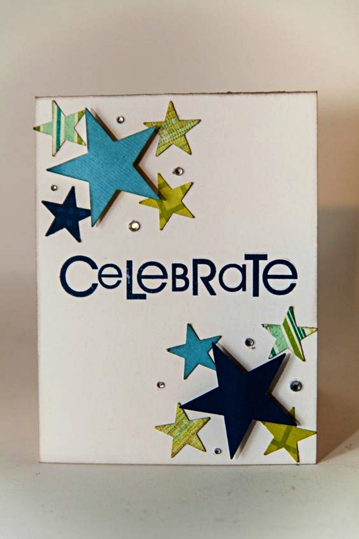 une carte d'invitation anniversaire personnalisée, décorée d'étoiles en papier cartonné imprimé avec une inscription fait main