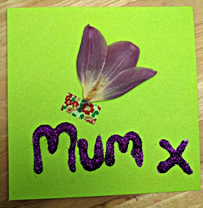 jolie carte personnalisée décorée d'une petite fleur séchées et d'un mot doux pailleté