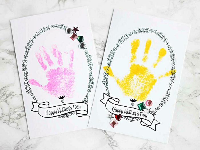 jolie carte pour la fête des mères à imprimer gratuitement avec couronne végétale et petite banderole joyeuse fête, à personnaliser avec les empreintes de mains des enfants