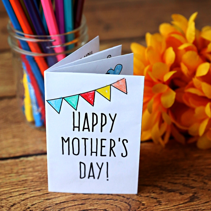 une carte faite-maison pour souhaiter bonne fête des mères, carte diy en forme de carnet pour la fête des mères avec dessins à colorier