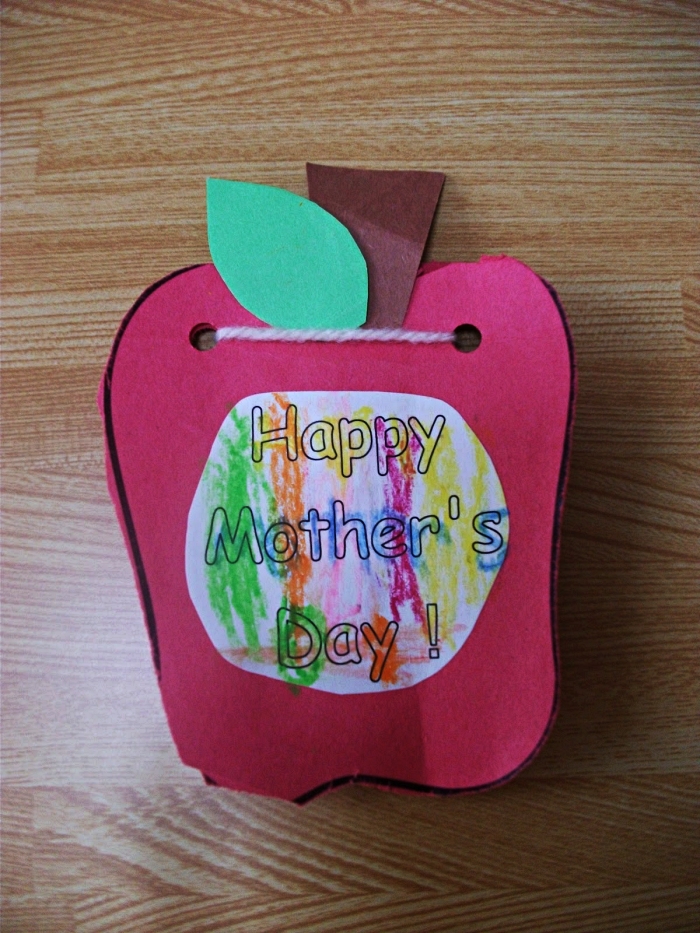 une carte carnet en forme de pomme avec dessin pour la fete des mere , idée de bricolage facile à l'école maternelle à l'occasion de la fête des mères