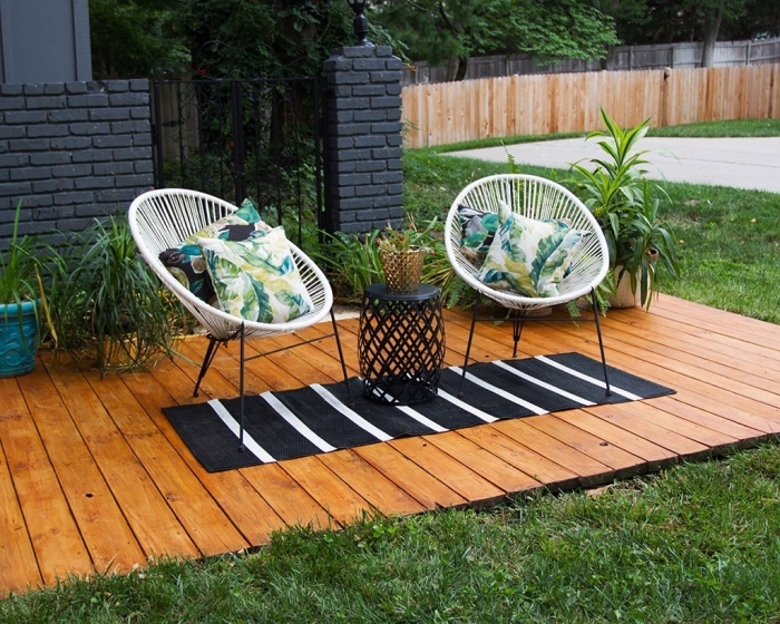 modèle chaise ronde pour extérieur, idée déco terrasse en bois avec plantes vertes et chaises blanches, aménager son jardin moderne