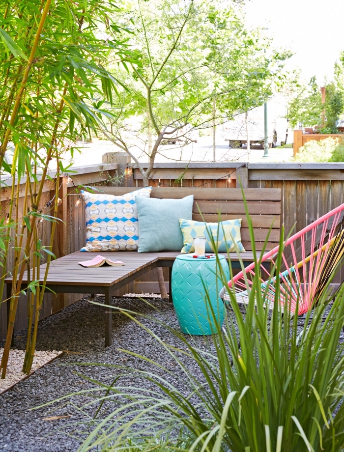 comment décorer un petit jardin sans pelouse avec galets et meuble bois, idée déco coin repos dans une cour arrière