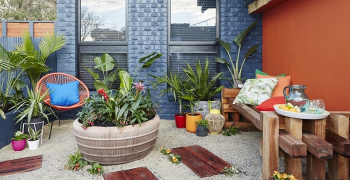 decoration exterieur, cour arrière sans pelouse avec meubles banc en bois brut et chaise ronde, jardin avec pots et bacs colorés