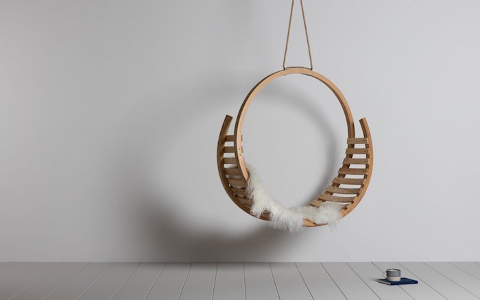 modèle de chaise suspendue design en bois circulaire type hygge dans décoration scandinave minimaliste