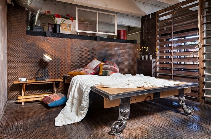 aménagement chambre adulte avec meuble style industriel, déco avec tuyaux apparents et meubles en bois brut