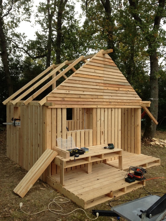 comment faire un cabanon en bois diy palette, exemple plan de construction d'une maison en bois pour le jardin