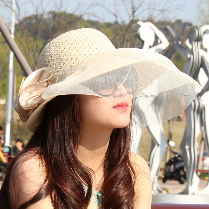 chapeau couleur ivoire, voilette, lunettes de soleil, chapeau invité mariage, look femme élégant