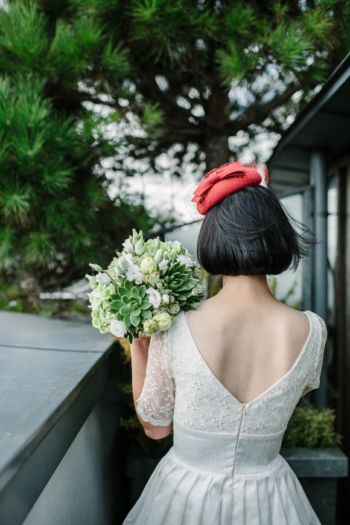chapeau bini, cheveux noirs, robe dos nu, modèle de robe vintage, bouquet champêtre