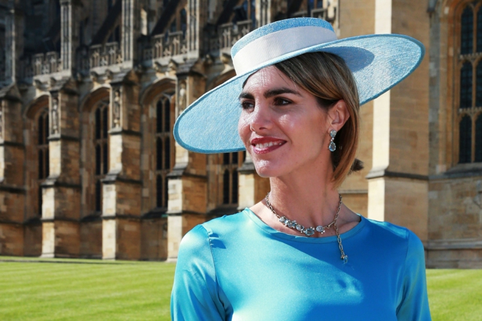 chapeau bleu, robe bleue, collier en argent, chapeaux mariage originaux, capeline mariage