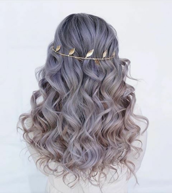 mèches bouclées couleur violette et couronne bijou pour cheveux en chaîne aux plumes dorées, exemple de coiffure facile