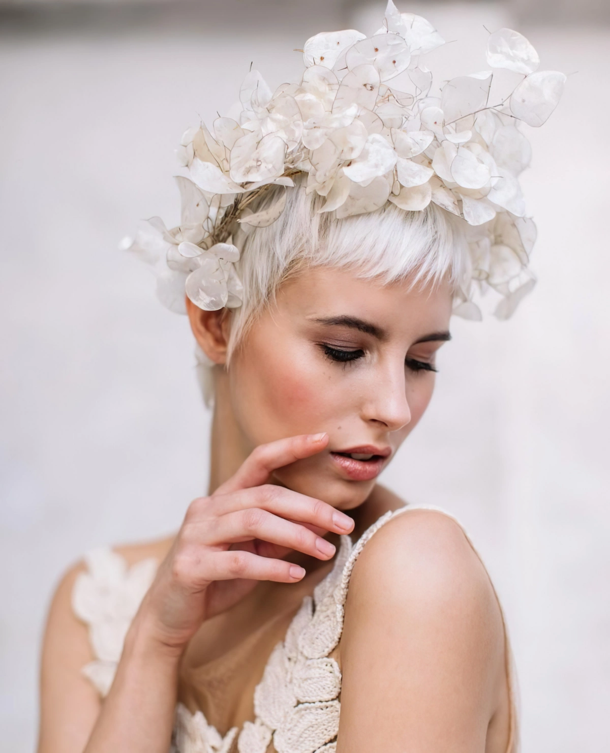 cheveux tres court lisses avec frange coloration blond polaire couronne fleurs blanches