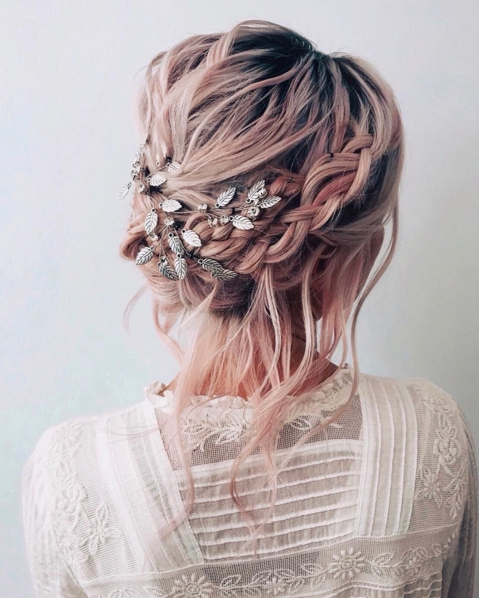 chignon coiffé décoiffé avec tresse floué sur le côté, accessoirisé avec une broche à motifs floraux, coiffure à inspiration bohème chic sur cheveux rose gold