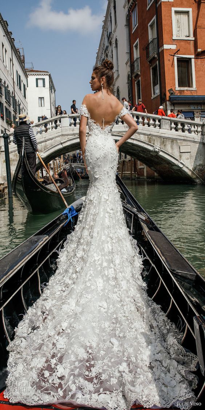 Venise photo en gondole, vivre sa conte de fées, merveilleuse robe de mariée longue en dentelle 