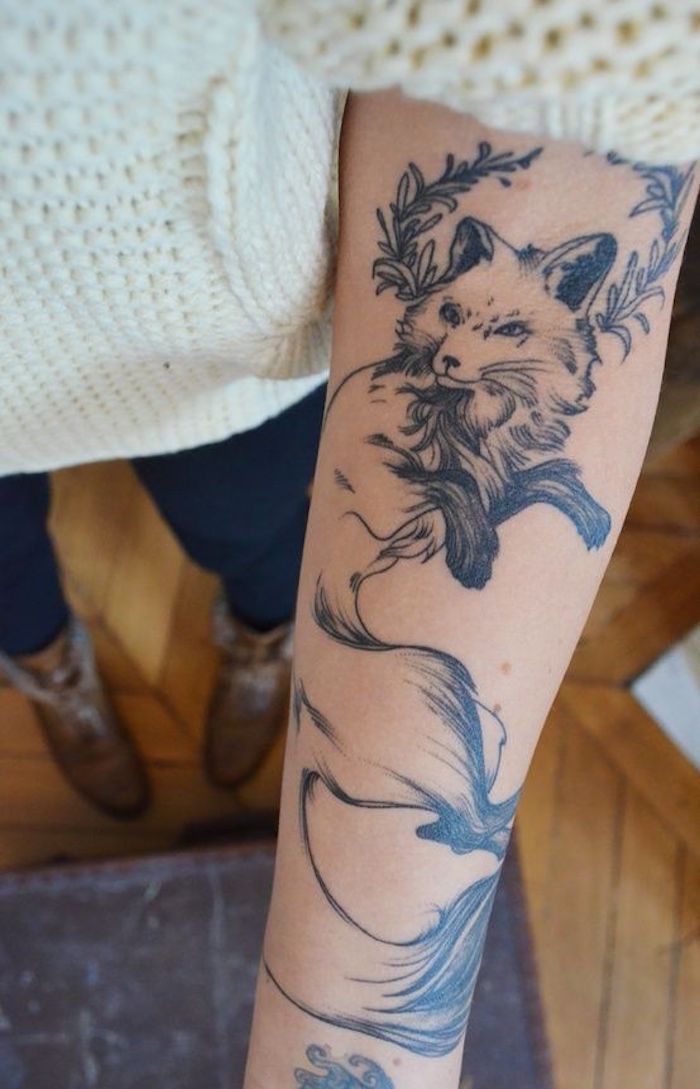 Beau dessin renard avec grande queue, idée de tatouage fleur, tatouage phrase, le plus beau tatouage du monde