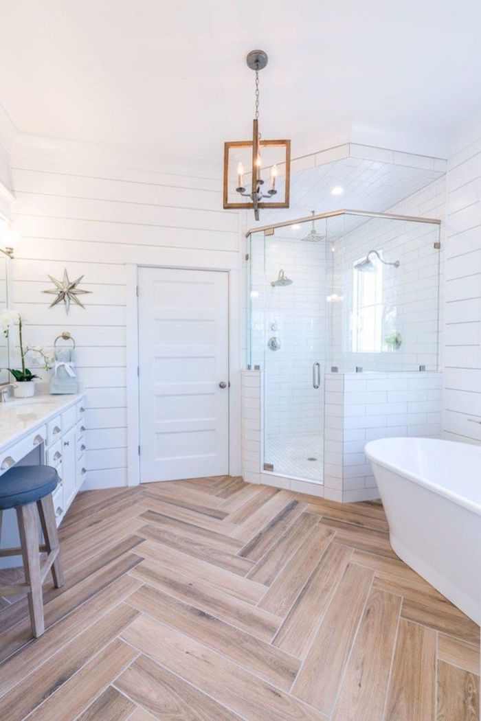 Baignoire salle de bain scandinave, salle de bain en bois et blanc, lustre avec bougies, sol plancher simili en granite
