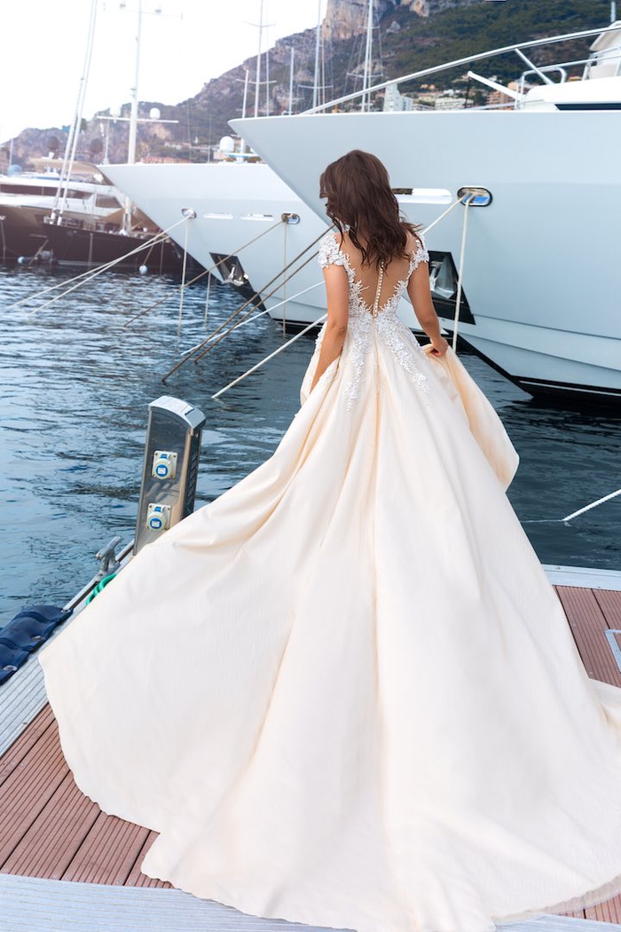 Yacht port, femme dos robe de mariée princesse 2019, tendances longue robe en dentelle