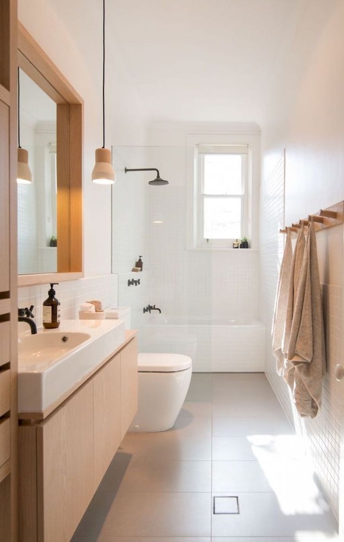 Douche derrière verrière avec baignoire en dessous, idée carrelage salle de bain, moderne salle de bain en bois et blanc