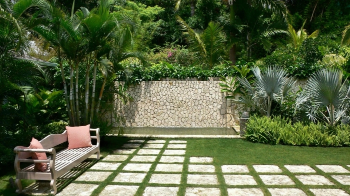 idee amenagement jardin avec bassin, exemple étang avec mur en pierre, quelles plantes pour un jardin exotique