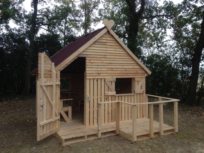 modèle cabane de jardin enfant, modèle de maison en bois avec terrasse bois, idée façade maison en bois jardin