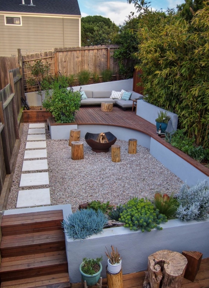 idee amenagement jardin de style zen, réaliser une allée en grandes dalles dans un jardin en gravier, déco terrasse en bois