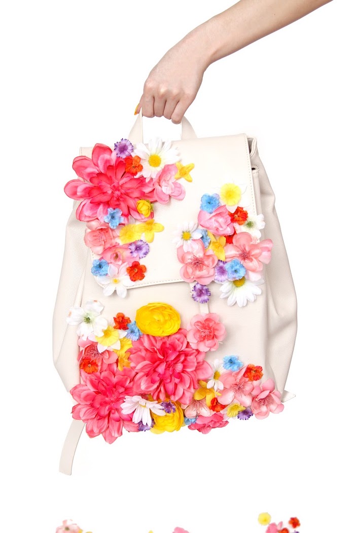 exemple sac à dos cuir blanc personnalisé avec fleurs artificielles, idée cadeau meilleure amie, activité manuelle ado