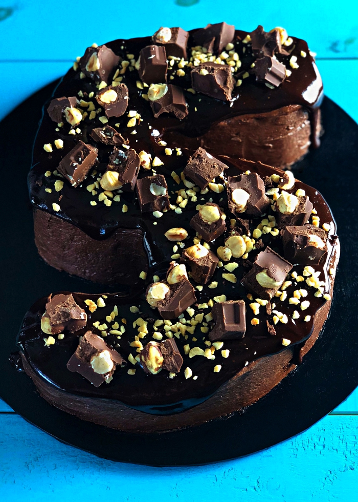number cake chocolat et pistaches pour anniversaire d'enfant, gâteau 5 ans en forme de chiffre, gâteau génoise en forme de chiffre au glaçage de crème beurre au chocolat