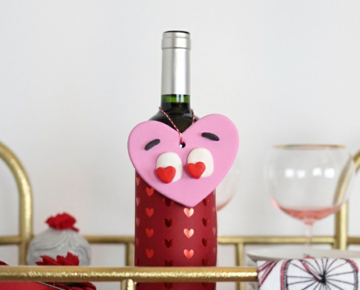 décorer une bouteille de vin avec étiquette diy, pendentif bouteille en forme de coeur en pâte polymère, joli cadeau pour la Saint-Valentin