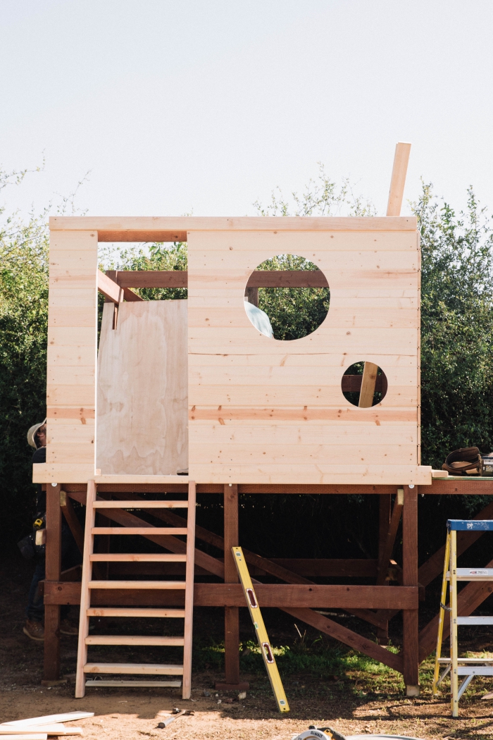 étape de création de cabane pour enfant, faire une maison bois pour le jardin, modèle abri jardin en bois avec échelle