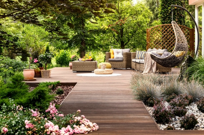 idée aménagement jardin extérieur, modèle de terrasse bois aménagée avec salon de jardin à meubles tressés