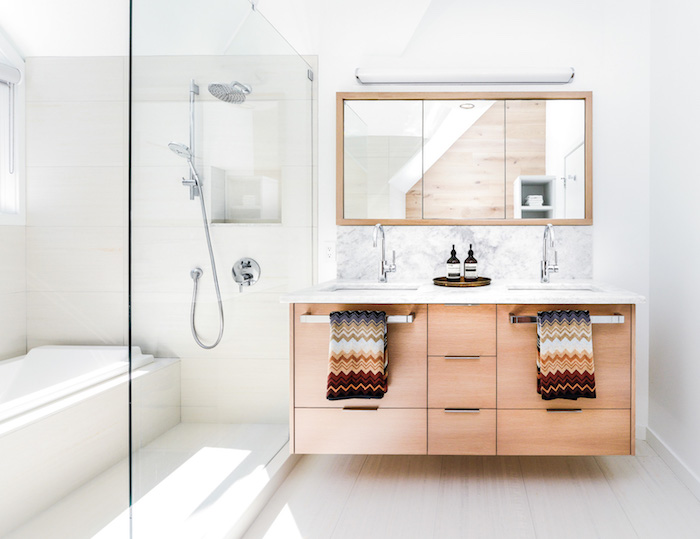 Bois ikea meuble salle de bain blanche et bois, les tendances 2019, douche et lavabo, linge à motif indien