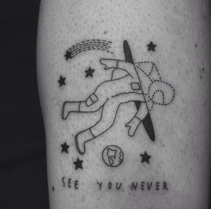 Astronaute qui se téléporte en autre dimension, tatouage old school,modele tatouage, inspiration art peau moderne