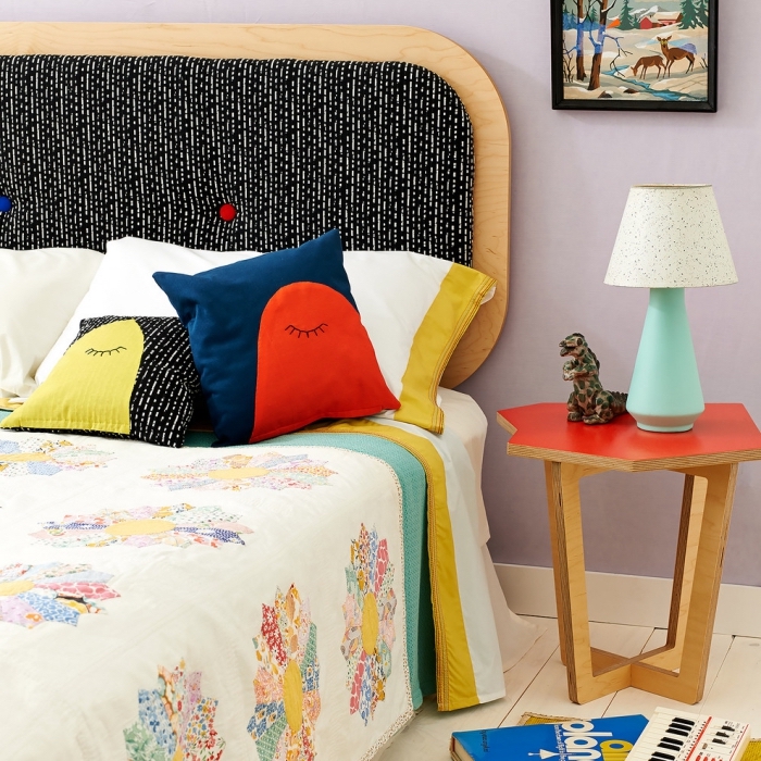 comment décorer une chambre à coucher ado, idee tete de lit en contreplaqué bois et dos boutonné en tissu noir et blanc