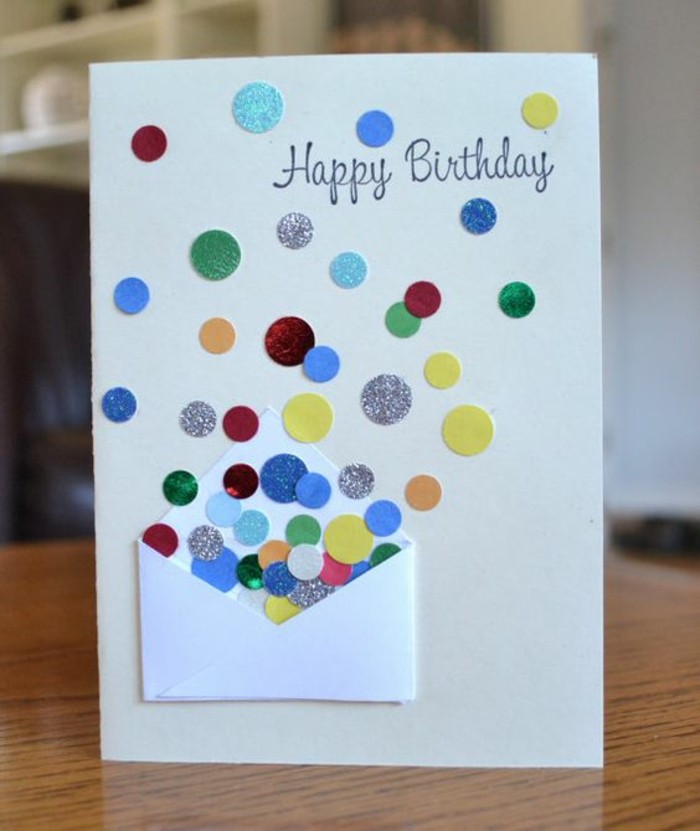 créer une carte d'anniversaire soi même, une carte de voeux à décoration confettis multicolores et petite enveloppe 