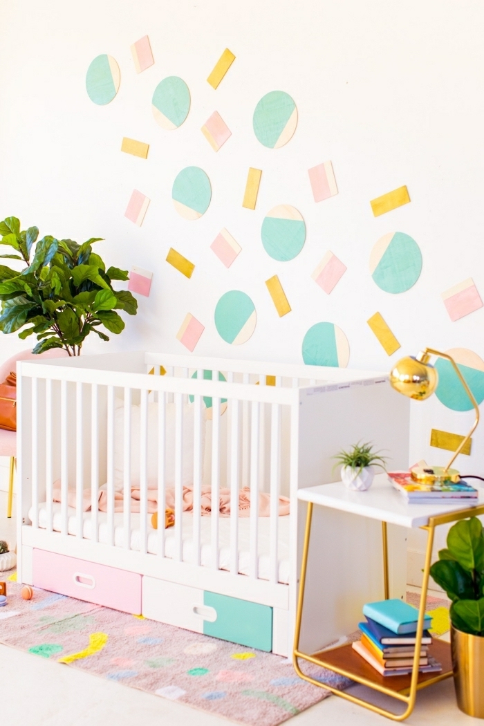 chambre de bébé blanche, décoration murale chambre unique, figures géométriques en papier
