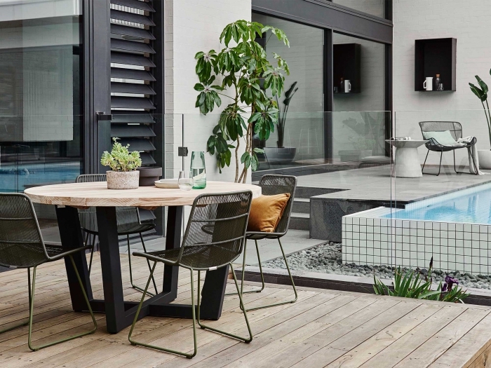 aménagement de cour arrière avec piscine et terrasse en bois, comment décorer l'espace autour de la piscine