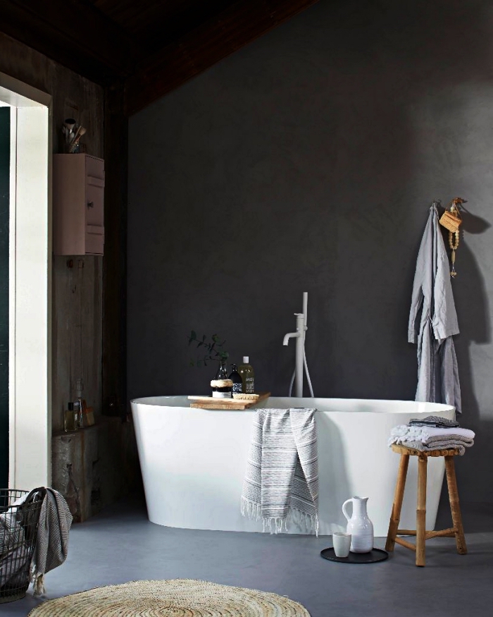 deco salle de bain zen en gris avec baignoire îlot moderne, réchauffée par quelques accents en bois naturel