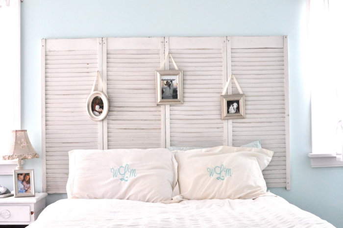 décoration vintage dans une chambre à coucher aux murs bleu pastel avec meubles bois blanc, idee tete de lit en volets recyclés