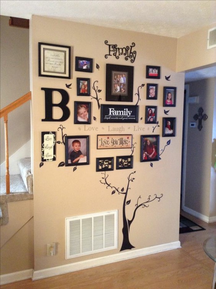 mur beige avec photos encadrés, dessin d'arbre, photos de famille exposées, idée deco mural