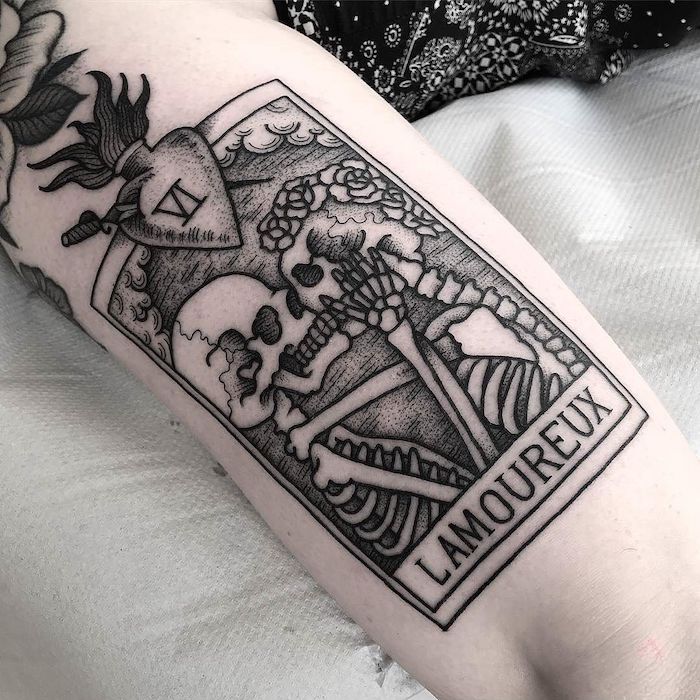 Carte crane de morte phrase tatouage swag, tatouage original, thème dessin tatou, bisou de squelettons amoureux 