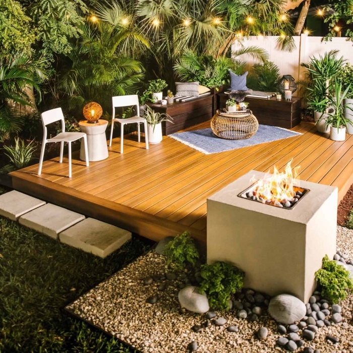 amenagement jardin photos, comment décorer une terrasse bois avec meubles bois foncé et chaises blanches