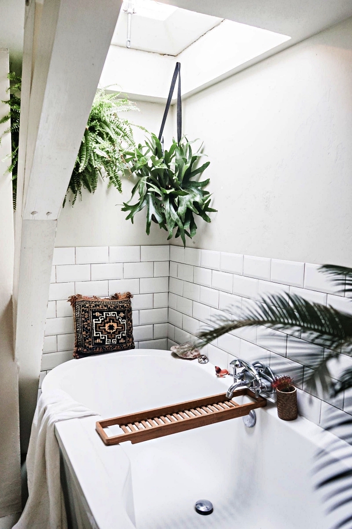 crédence baignoire en carrelage métro blanc, amenagement salle de bain nature et zen sous les combles décorée de plantes suspendues